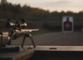 Rifle com luneta e bipe em estande de tiro para zeragem
