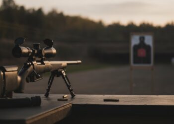 Rifle com luneta e bipe em estande de tiro para zeragem