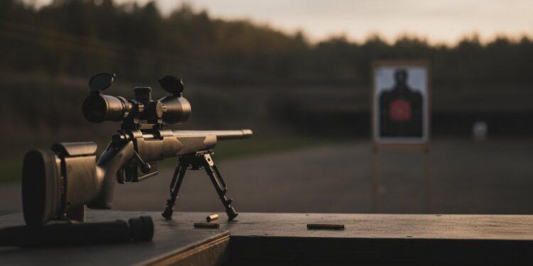 Rifle com luneta e bipe em estande de tiro para zeragem