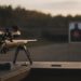 Rifle com luneta e bipe em estande de tiro para zeragem