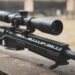 Luneta montada em trilho picatinny de um rifle