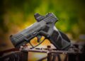 Pistola Taurus GX2 com red dot de pistola montado