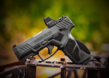 Pistola Taurus GX2 com red dot de pistola montado