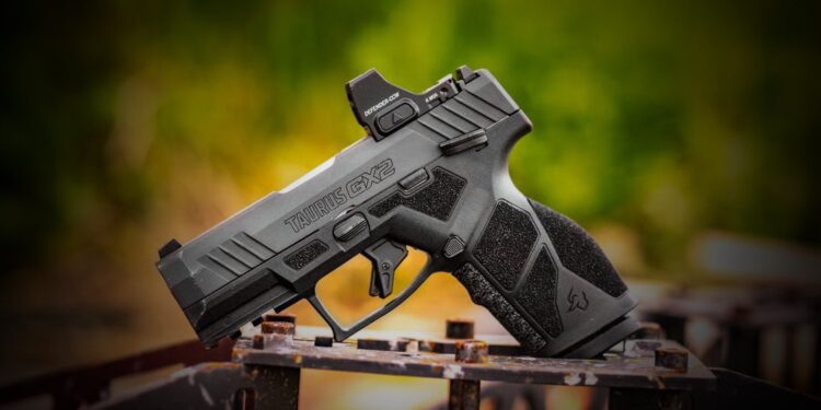 Pistola Taurus GX2 com red dot de pistola montado