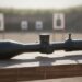 Luneta Sightmark Presidio 3-18x50 MR2 FFP sobre bancada