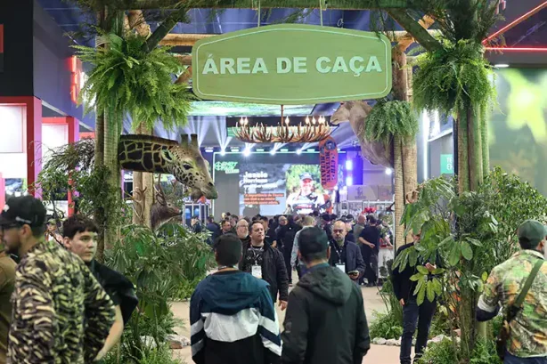 Área de Caça cenografada na Shot Fair Brasil, com plantas e visitantes