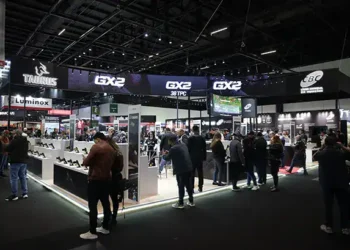 Público visitando estandes na Shot Fair Brasil, no Distrito Anhembi em São Paulo