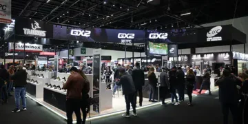 Público visitando estandes na Shot Fair Brasil, no Distrito Anhembi em São Paulo