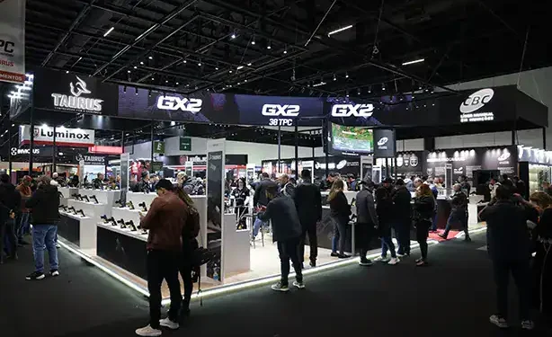 Público visitando estandes na Shot Fair Brasil, no Distrito Anhembi em São Paulo