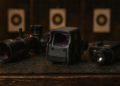 Luneta Sightmark Presidio, mira holográfica EOTech EXPS3 e laser Sightmark LoPro sobre bancada de estande de tiro