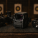 Luneta Sightmark Presidio, mira holográfica EOTech EXPS3 e laser Sightmark LoPro sobre bancada de estande de tiro