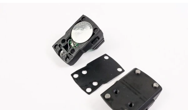 Firefield Ironclad Mini F3 desmontado mostrando a bateria CR2032 na base, o shim de borracha e o mount