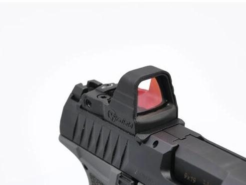Red dot Firefield Ironclad Mini F3 montado em pistola, com o ponto vermelho aceso na janela