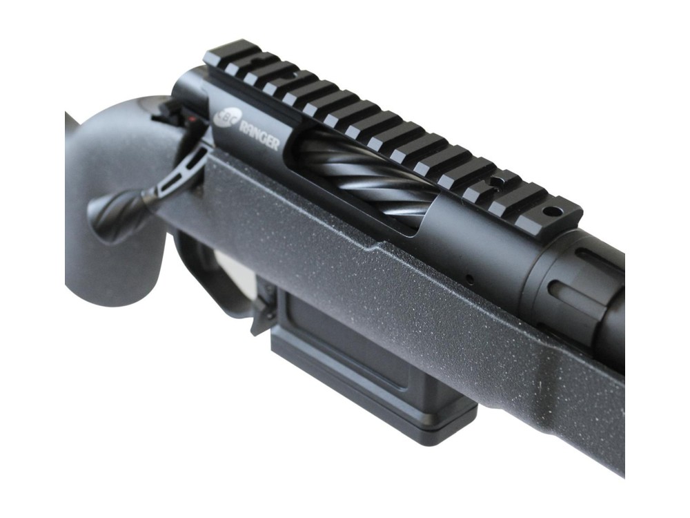 Trilho Picatinny 0 MOA em aço carbono para o rifle CBC Ranger .308, com os quatro parafusos de fixação