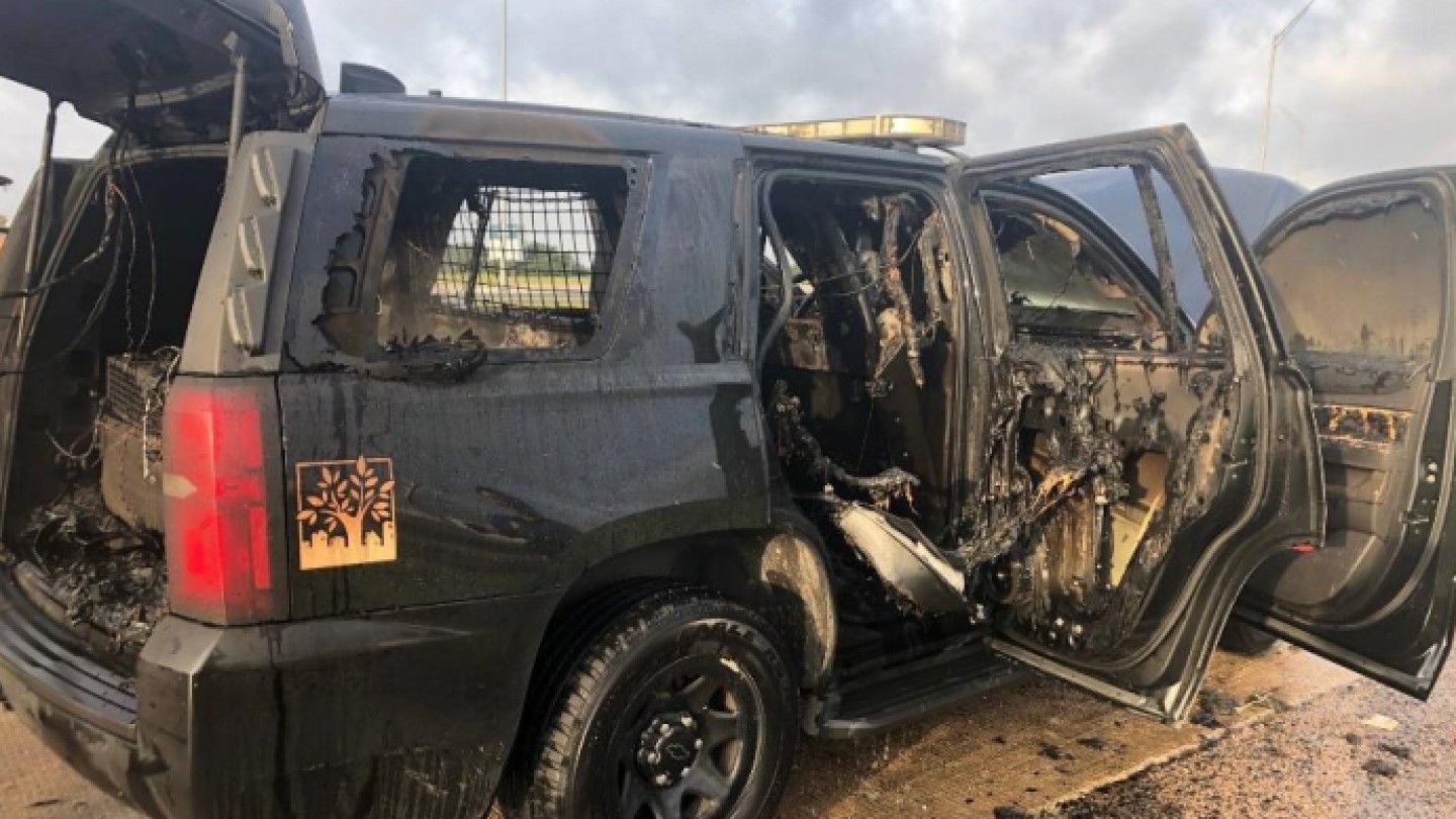 Viatura Chevrolet Tahoe de uma agência policial do Texas destruída por incêndio, foto do press release da Sightmark