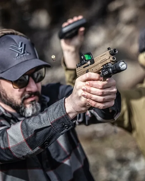 Atirador mirando pistola com o Vortex Defender-ST Green Dot