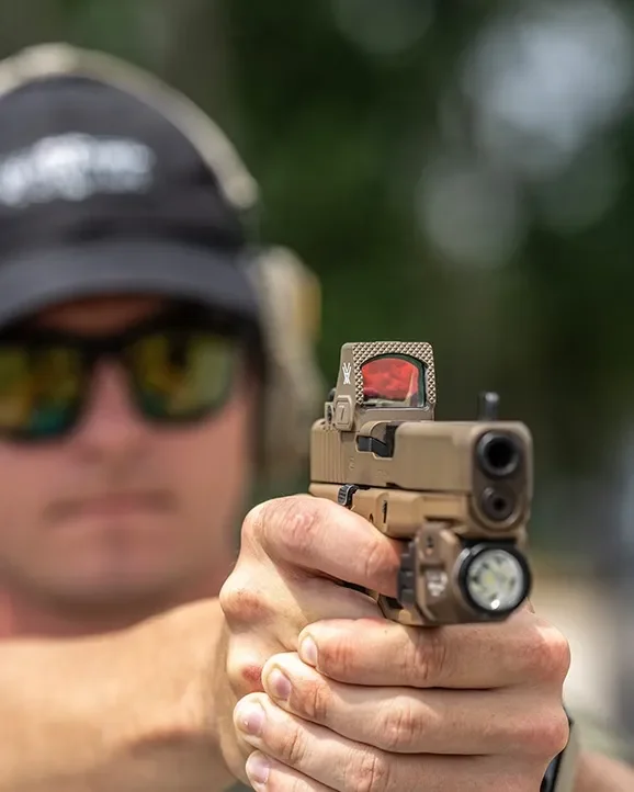 Atirador mirando pistola Tan com o red dot Vortex Defender-ST Tan