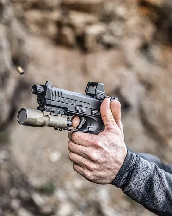 Pistola com lanterna e red dot Vortex Defender-ST 6 MOA em empunhadura de tiro