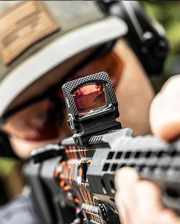Atirador olhando pela janela grande do red dot Vortex Defender-XL