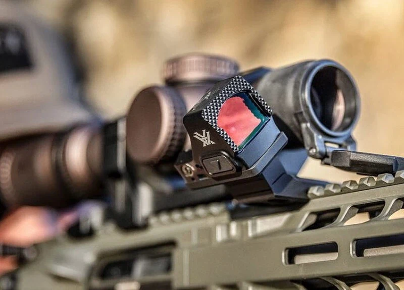 Red dot Vortex Defender montado em offset de 45 graus ao lado de uma luneta em carabina